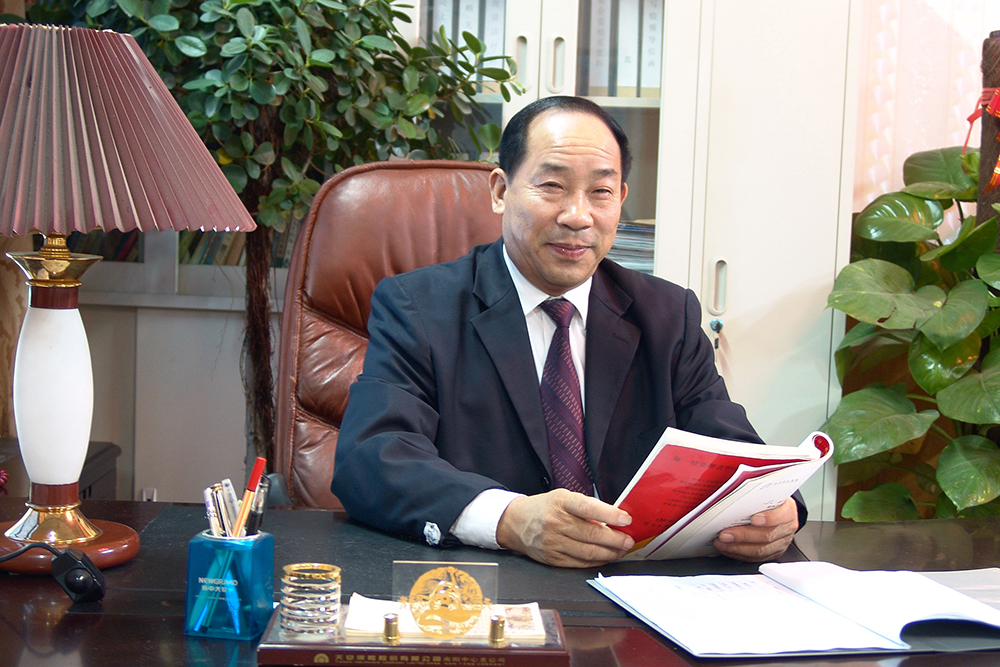 董事長(zhǎng)工作照.jpg